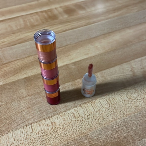 Sweet and Shimmer lip gloss 4 different color compact tube - Picture 2 of 7